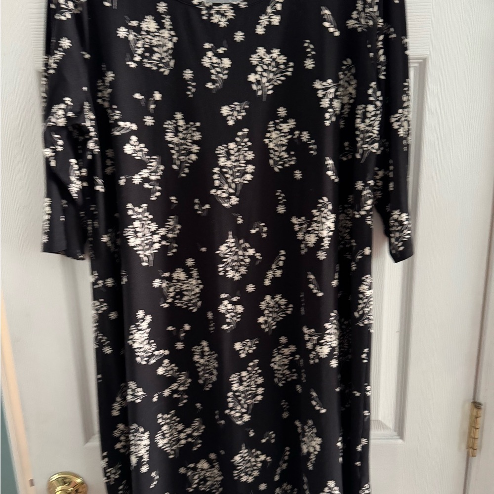 Nine Britton Black and White Sheath Dress with Crew Neck